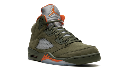 Lucht Jordan 5 OG "Olive" schoenen in groene en grijze kleuren, zichtbaar met details en textuur van de sneakers.