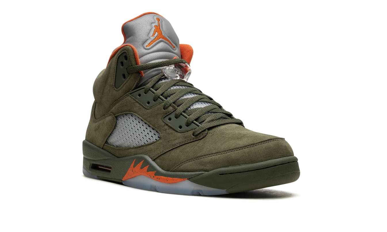 Lucht Jordan 5 OG "Olive" schoenen in groene en grijze kleuren, zichtbaar met details en textuur van de sneakers.