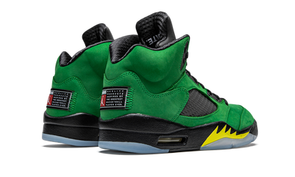 Lichte Air Jordan 5 Retro SE schoenen in Oregon kleur met zwart, wit en groene details, zichtbaar op een witte achtergrond