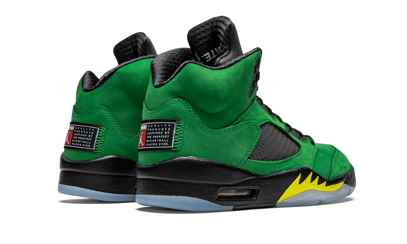 Lichte Air Jordan 5 Retro SE schoenen in Oregon kleur met zwart, wit en groene details, zichtbaar op een witte achtergrond