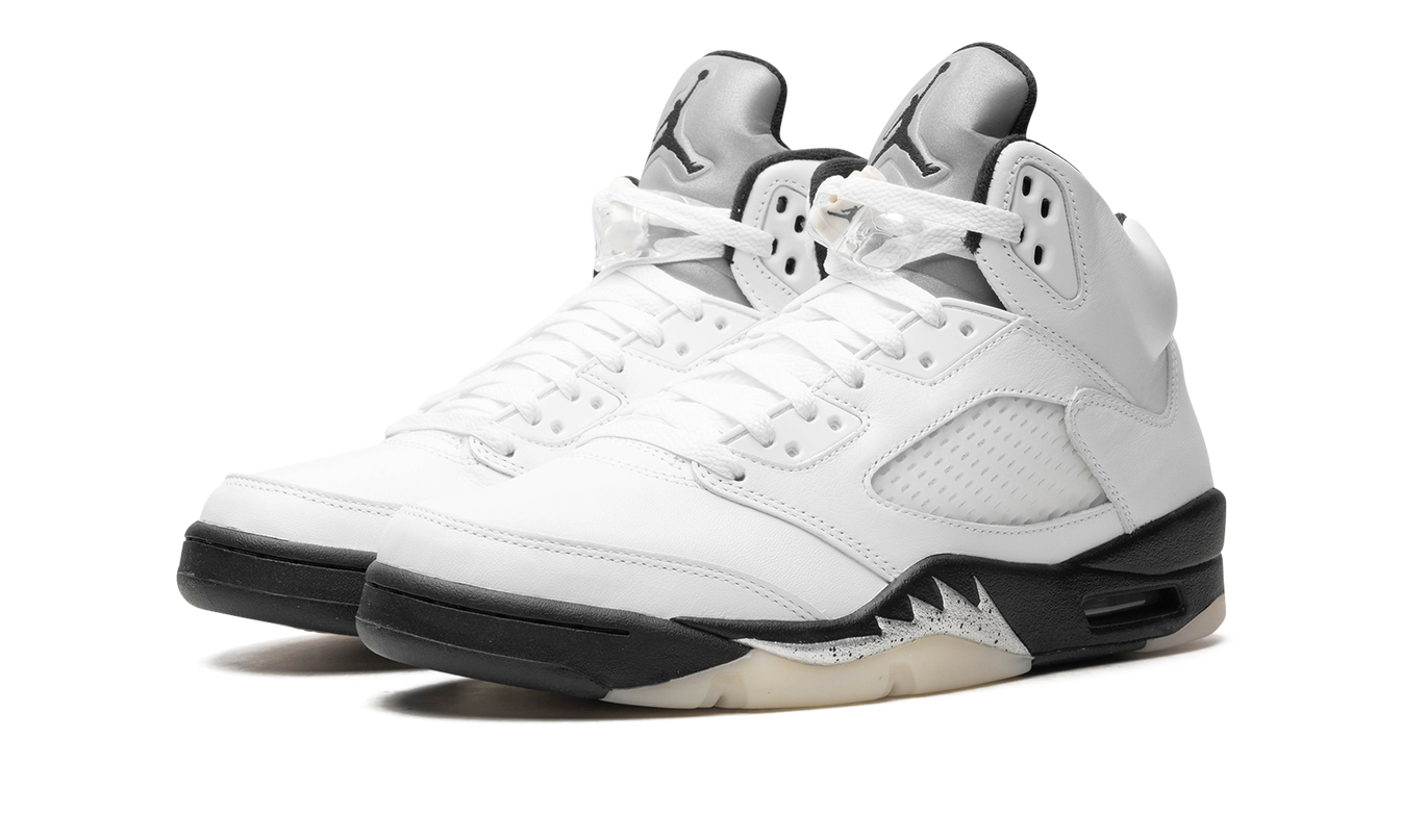 Witte en zwarte Air Jordan 5 schoenen met leren details en sportieve stijl, perfect voor sneakerliefhebbers.