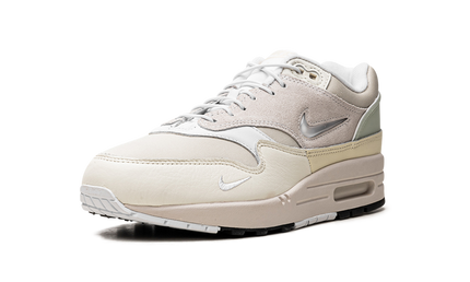 Nike Air Max 1 schoenen met Hangul Day ontwerp, zwart met kleurrijke accenten en witte zool, zichtbaar in de afbeelding