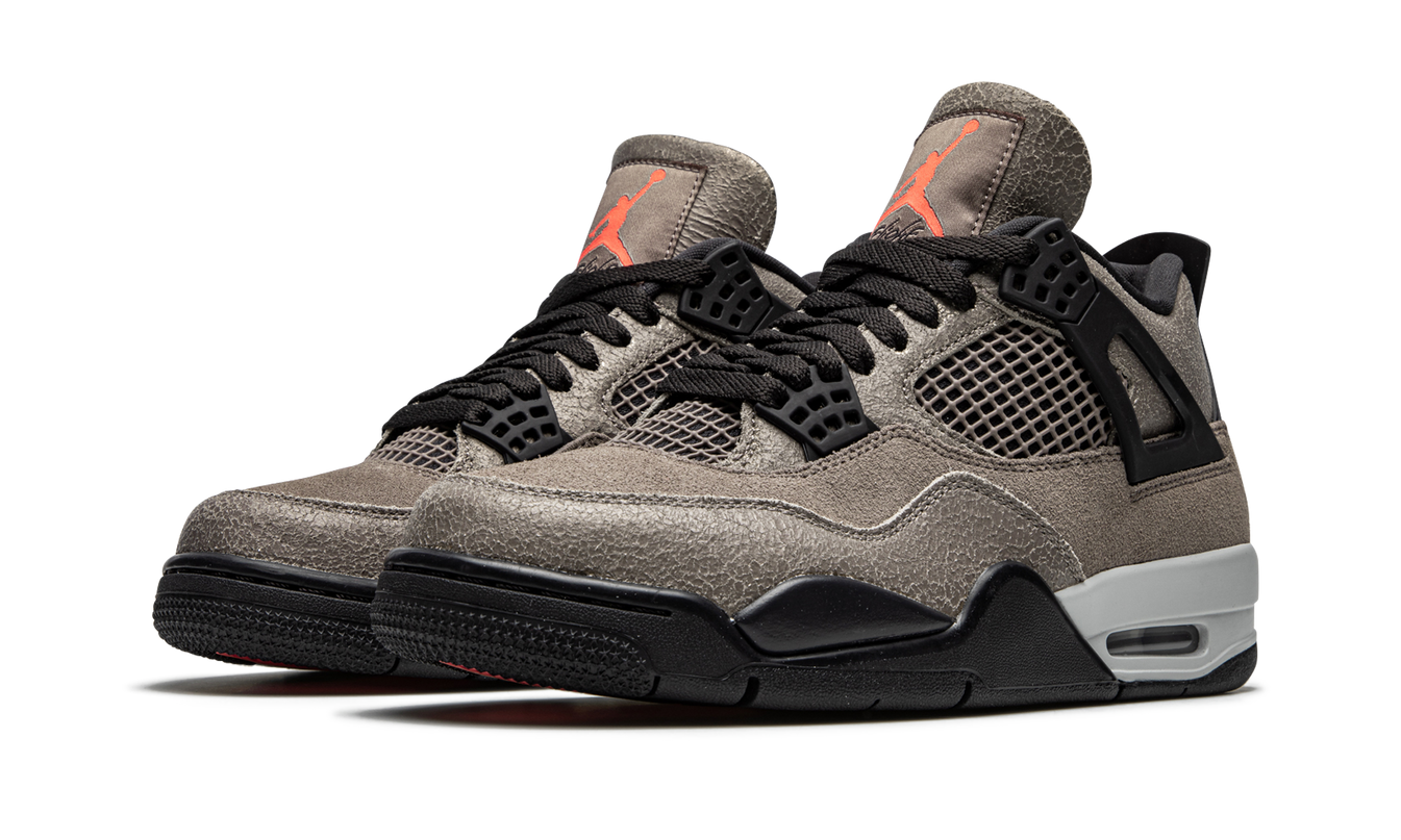 Taupe Haze Air Jordan 4 Retro schoenen in grijs en taupe met witte details, zichtbaar op een schoen.