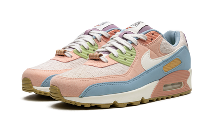 Nike Air Max 90 SE damesschoenen in zonnige kleuren met witte zool en Nike branding, geschikt voor casual en sportieve stijl.