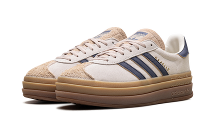 Dames Adidas Gazelle Bold schoenen in Cream Night Indigo, lichtgekleurde sneakers met blauwtinten en witte zool.