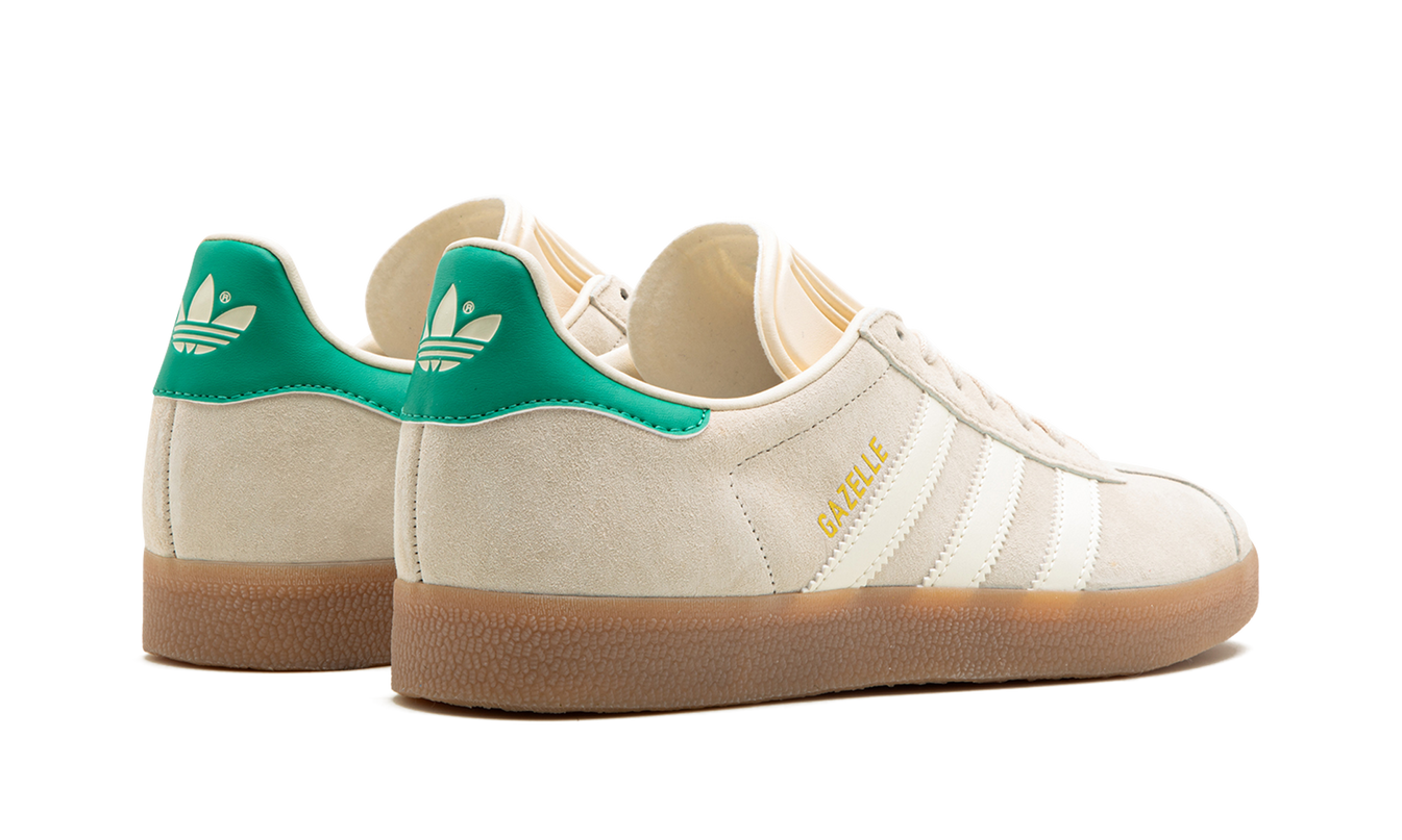Dames Adidas Gazelle schoenen in Wonder White en groen, wit leren sneakers met groene details en witte zolen.