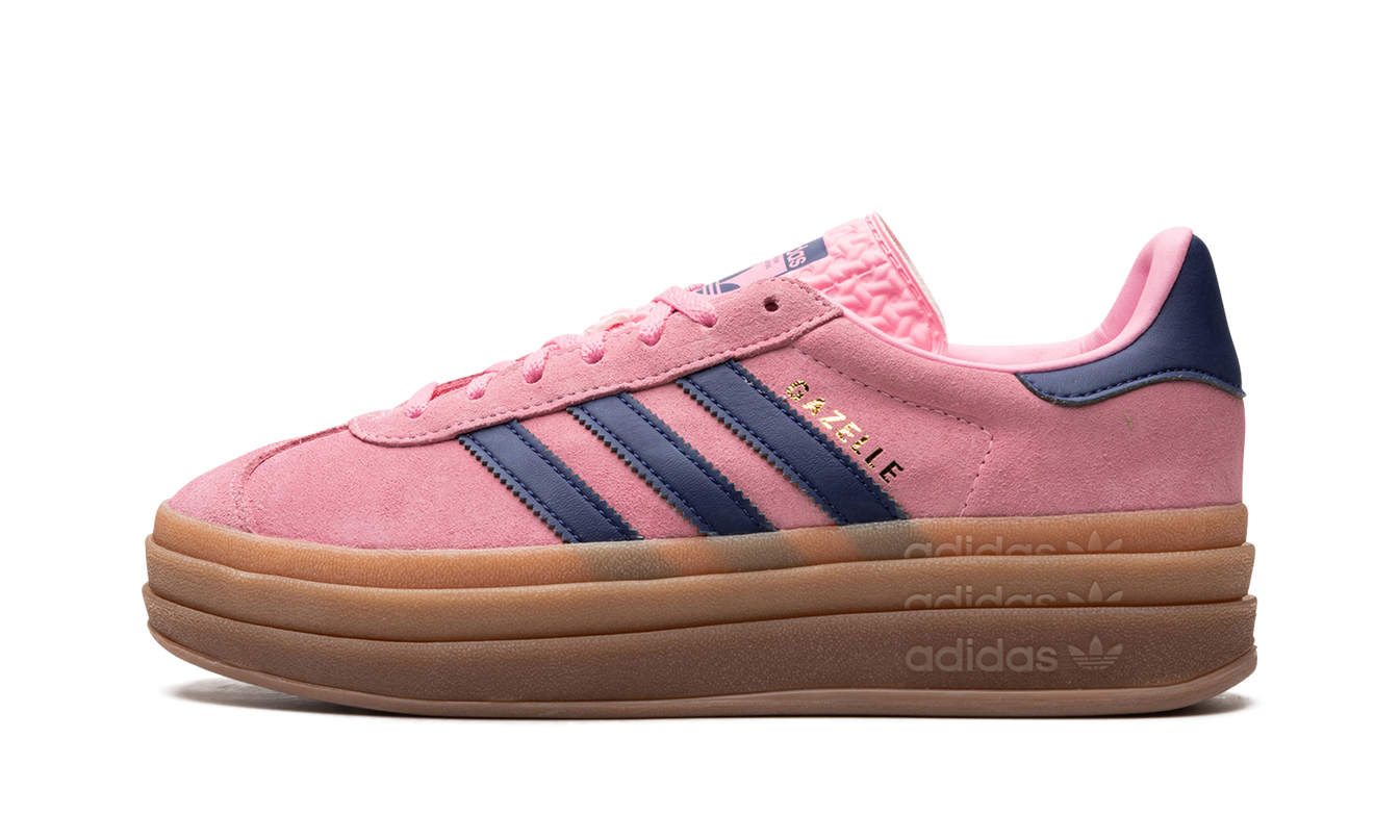 Lichte roze Adidas Gazelle BOLD damesschoenen met witte zool en roze details, zichtbaar in de afbeelding.