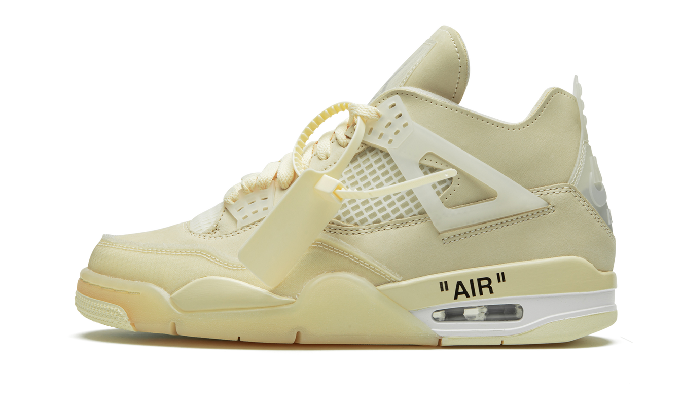 Witte Air Jordan 4 Retro SP WMNS schoenen met Off-White details, zwart en beige accenten, zichtbaar op de afbeelding.