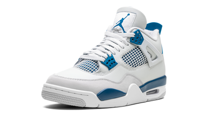 Witte en blauwe Air Jordan 4 OG sneakers met zwart accenten, zichtbaar op een neutrale achtergrond.