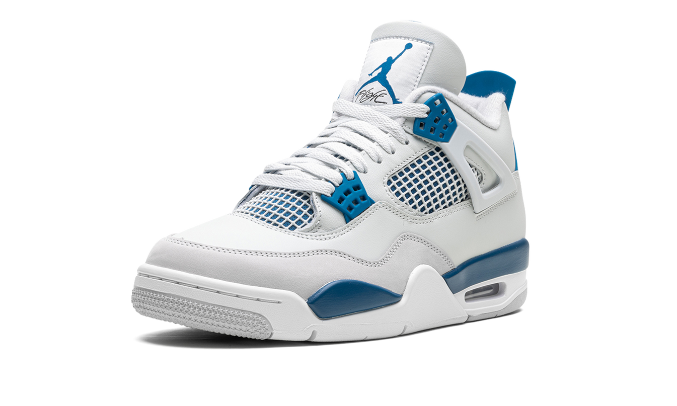 Witte en blauwe Air Jordan 4 OG sneakers met zwart accenten, zichtbaar op een neutrale achtergrond.
