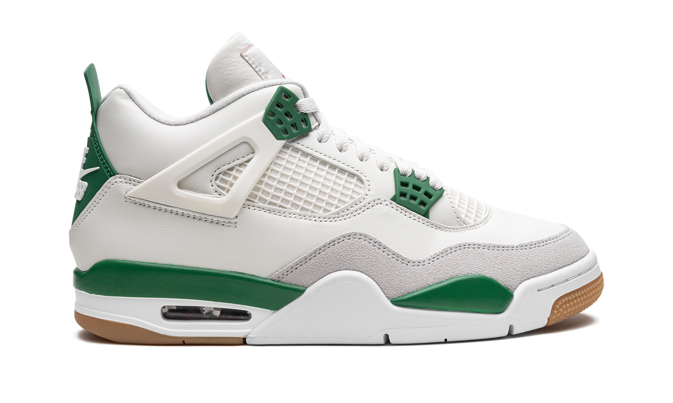 Groene Air Jordan 4 Retro SB schoenen met zwart en witte details, zichtbaar van de zijkant en met veters.