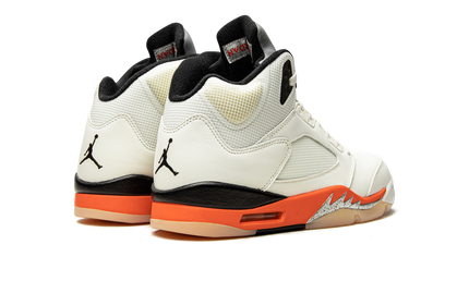 Air Jordan 5 Retro schoenen met zwart, oranje en wit ontwerp en gescheurde achterkant, Nike Air Jordan sneaker voor basketbal en casual gebruik