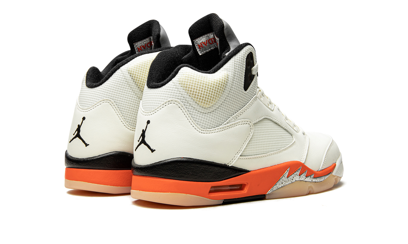 Air Jordan 5 Retro schoenen met zwart, oranje en wit ontwerp en gescheurde achterkant, Nike Air Jordan sneaker voor basketbal en casual gebruik