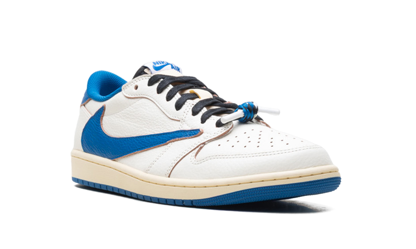 Witte Air Jordan 1 Low schoenen met Travis Scott en Fragment details, lage sneakers met wit en beige tint, Nike stijl.