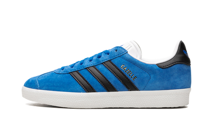 Dames Adidas Gazelle "Blue Bird" schoenen in lichtblauw met witte details, zichtbaar op een witte achtergrond.