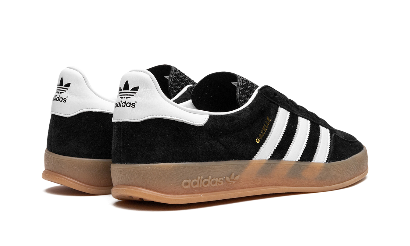 Zwarte Adidas Gazelle indoor schoenen met witte en gumkleurige details, geschikt voor binnen sporten en casual gebruik