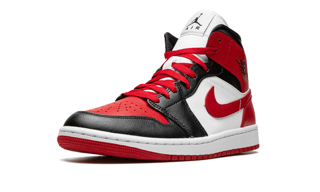 Air Jordan 1 MID WMNS sneakers "Alternate Bred Toe" in zwart, rood en wit met leren details en Nike swoosh.