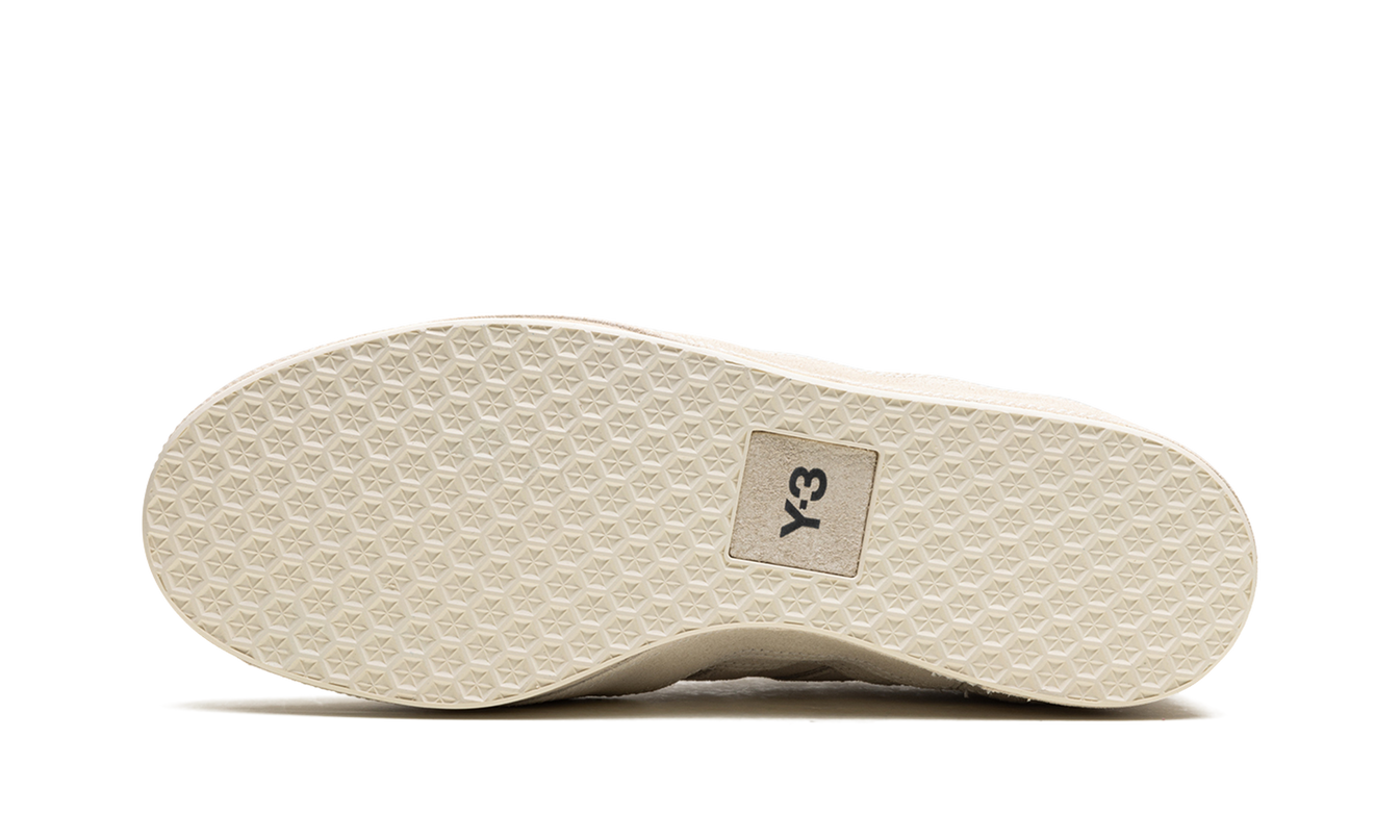 Adidas Gazelle Y-3 sneakers, model IG4028, in zwart met witte details, gelegen op een houten vloer.