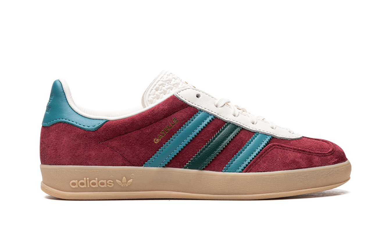 Adidas Gazelle indoor schoenen in Collegiate Burgundy, sportief en comfortabel, met witte details en leren bovenwerk.