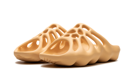 Witte Yeezy 450 slides van Mijn winkel met een minimalistisch ontwerp en zachte textuur, zichtbaar op de afbeelding.