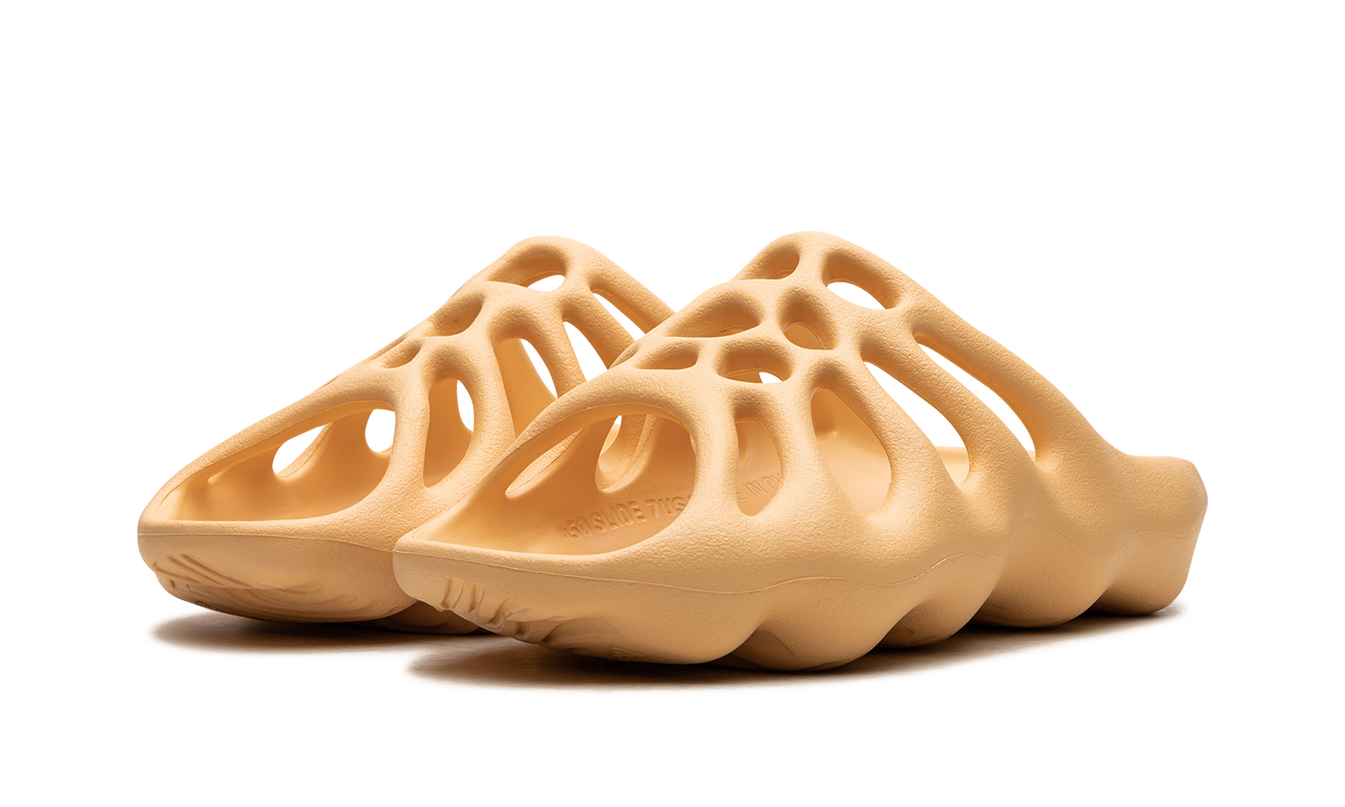 Witte Yeezy 450 slides van Mijn winkel met een minimalistisch ontwerp en zachte textuur, zichtbaar op de afbeelding.