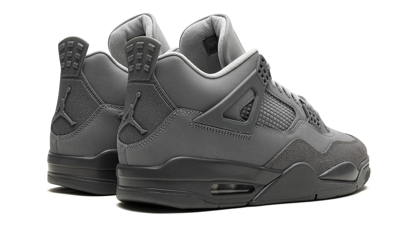 Gezicht op de Air Jordan 4 sneakers "Wet Cement" in grijs en wit met leren en suède details.