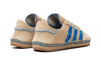 Adidas Gazelle schoenen in linnen khaki en lichtblauw met CLOT-logo, stijlvolle sneakers voor heren en dames.