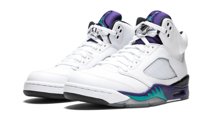 paar Air Jordan 5 Retro schoenen in paars en wit met zwarte details, iconisch sneakerontwerp