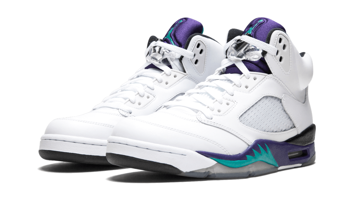 paar Air Jordan 5 Retro schoenen in paars en wit met zwarte details, iconisch sneakerontwerp