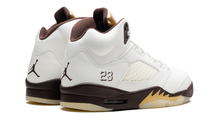 Lichte Air Jordan 5 WMNS "Golden Ticket" sneakers van Mijn winkel, zwart met gouden details en witte zool.