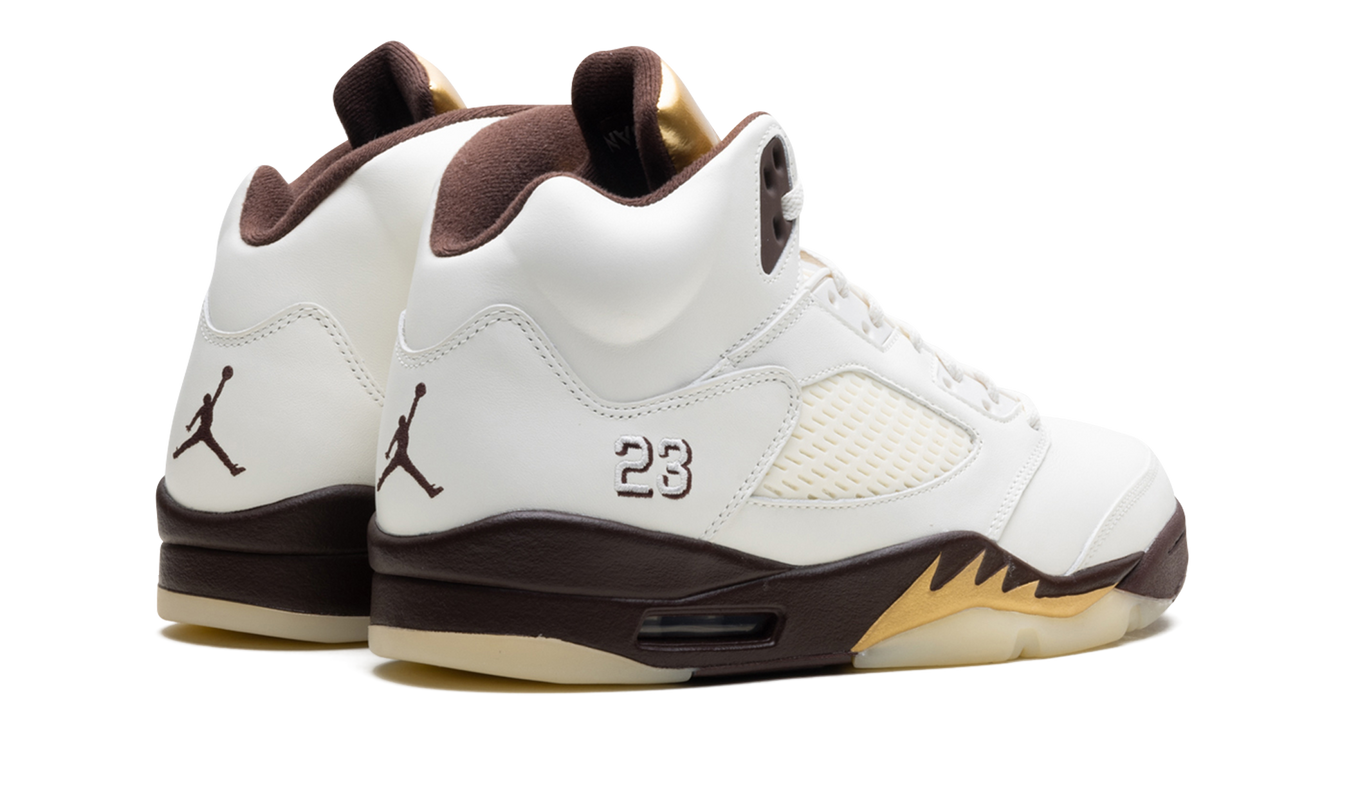 Lichte Air Jordan 5 WMNS "Golden Ticket" sneakers van Mijn winkel, zwart met gouden details en witte zool.