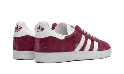 Adidas Gazelle schoenen in bordeaux rood en wit, lage sneakers met leren upper en witte zool, voor heren en dames.