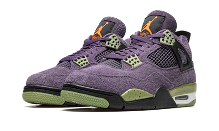 Air Jordan 4 WMNS Canyon Purple schoenen met paarse en witte details, zichtbare zool en Nike logo op de tong.