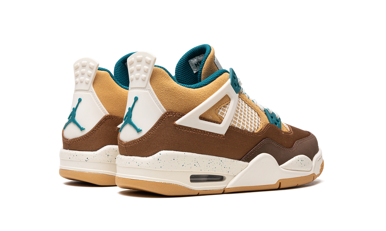 Air Jordan 4 GS "Cacao Wow" schoenen met bruin en beige kleuren, zichtbaar met details van het sneakerontwerp.