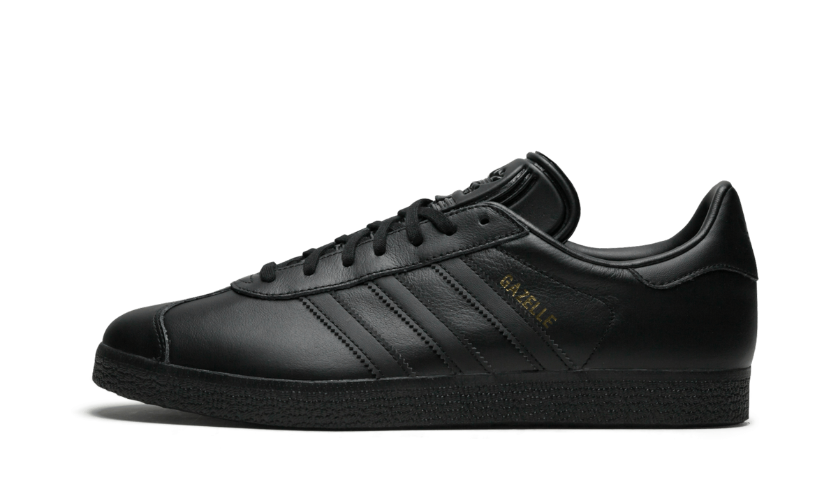 Bruine leren Adidas Gazelle schoenen met witte accenten en zachte zool, zichtbaar van de zijkant op een witte achtergrond