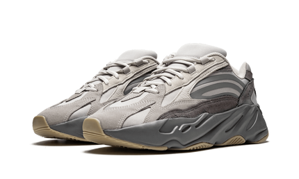 Witte en grijze Yeezy Boost 700 V2 "Tephra" sneakers van Mijn winkel, close-up van de voorkant en zijkant van de schoenen