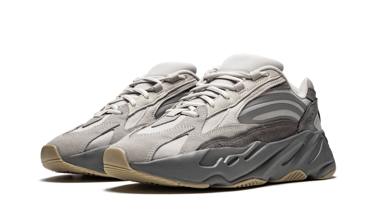 Witte en grijze Yeezy Boost 700 V2 "Tephra" sneakers van Mijn winkel, close-up van de voorkant en zijkant van de schoenen