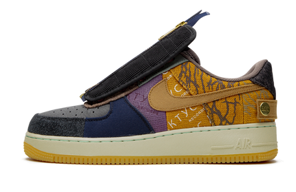 Nike Air Force 1 Low sneakers met Travis Scott Cactus Jack ontwerp, zwarte en bruine details, zichtbaar op de afbeelding.