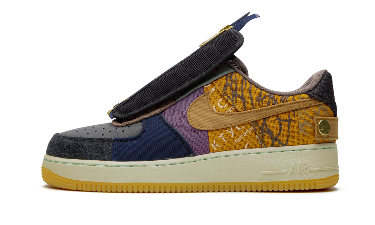 Nike Air Force 1 Low sneakers met Travis Scott Cactus Jack ontwerp, zwarte en bruine details, zichtbaar op de afbeelding.