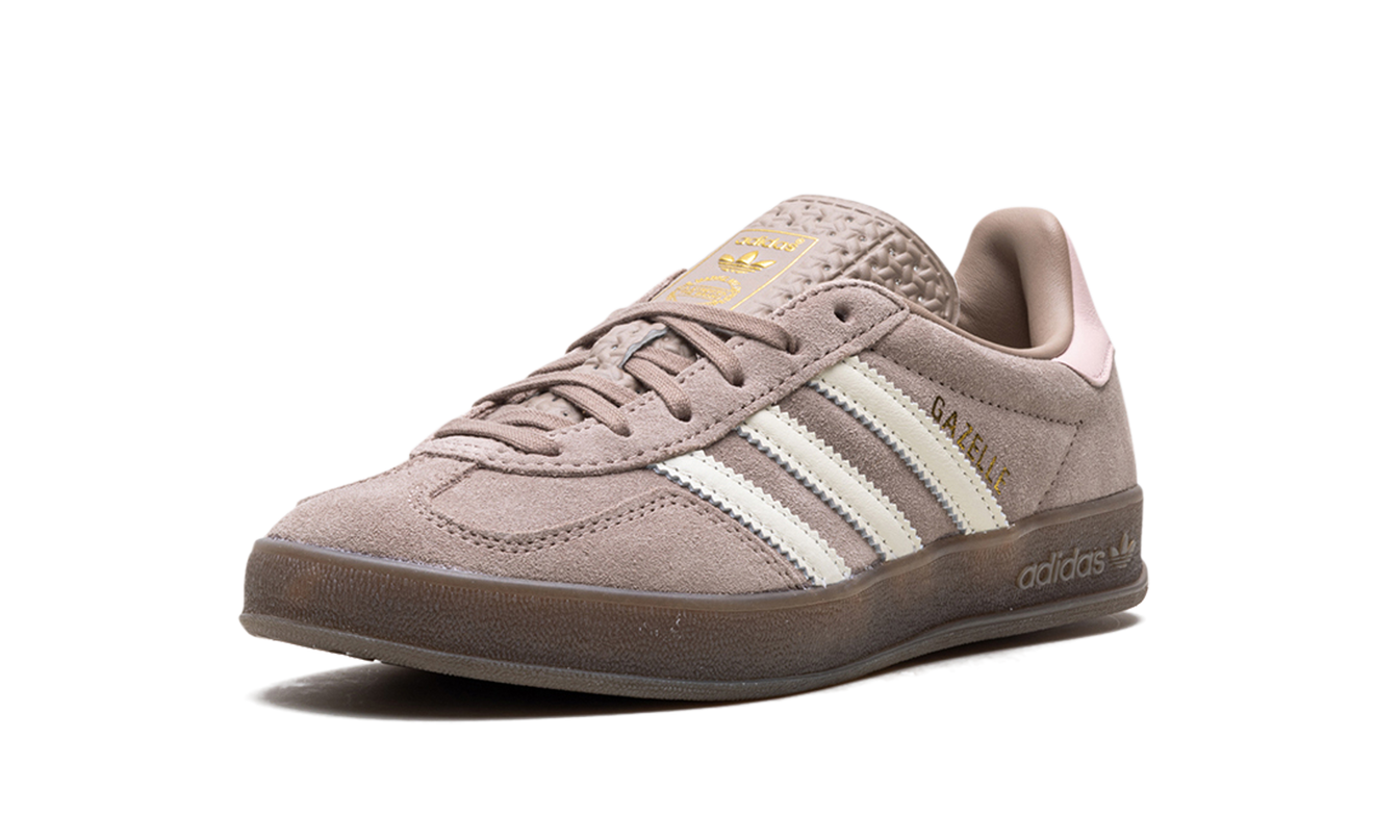 Dames Adidas Gazelle indoor schoenen in bruin en roze, comfortabel en stijlvol voor binnenactiviteiten.
