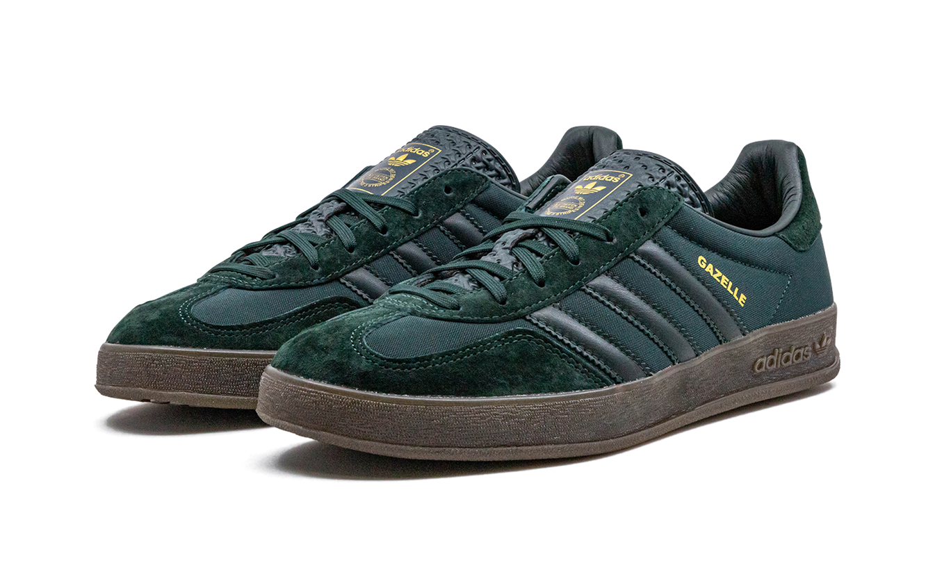 Zwarte Adidas Gazelle Indoor schoenen voor dames, comfortabele sportschoenen met een zwart ontwerp en ademend materiaal.