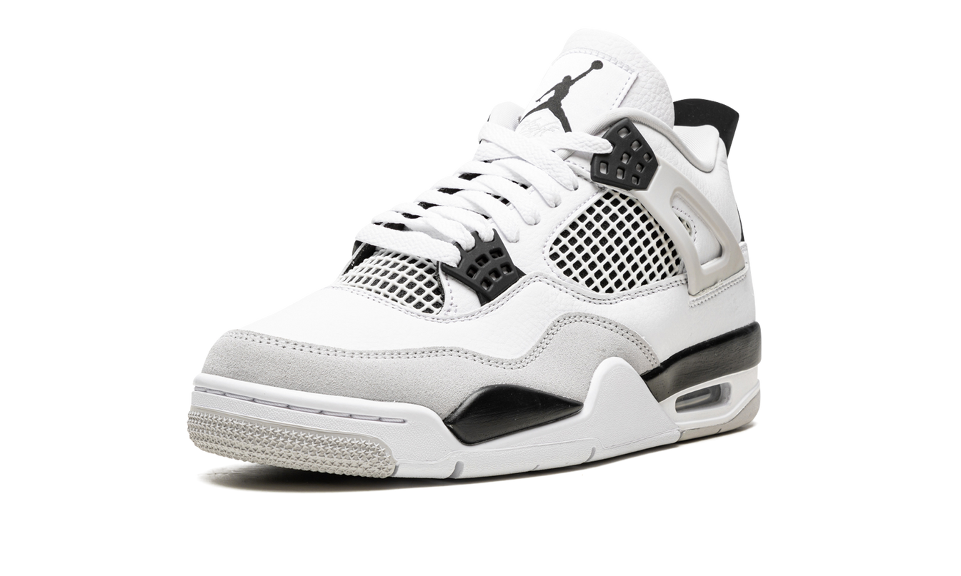 Zwarte Air Jordan 4 Retro sneakers met militaire details en rode accenten, zichtbaar van de zijkant op een witte achtergrond