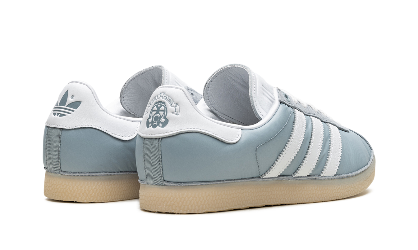 Adidas Gazelle schoenen "Footpatrol - Consortium Cup" in zwart met witte details, lage sneakers met leren bovenkant.