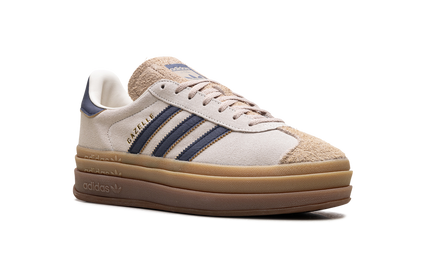 Dames Adidas Gazelle Bold sneakers in Cream Night Indigo, zijaanzicht van de schoenen met wit en blauwe details.
