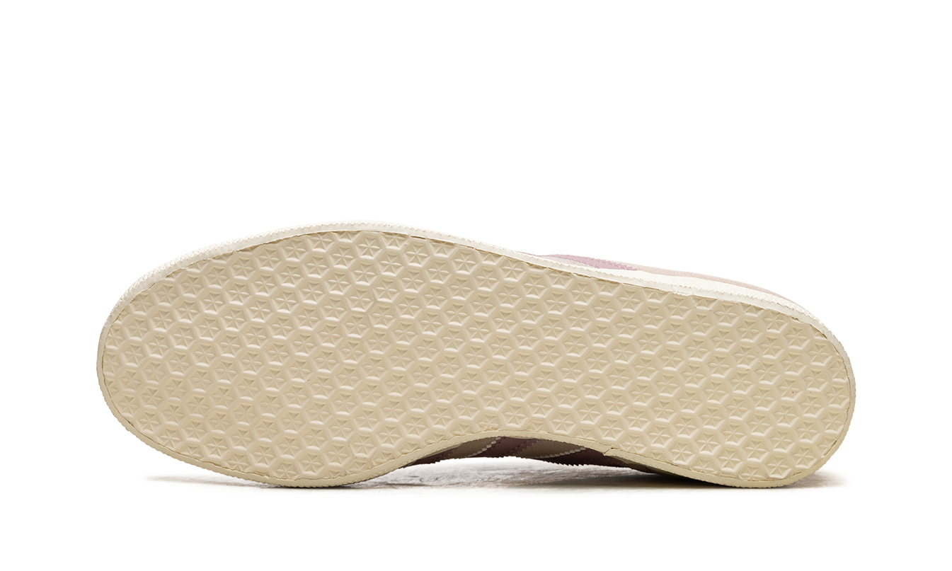 Dames Adidas Gazelle Wontau schoenen in wit en rood met suède details, stijlvolle sneakers voor dames.