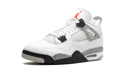 Witte Air Jordan 4 OG "White Cement" sneakers met zwart en grijs details, zichtbaar van voren met label en veters.