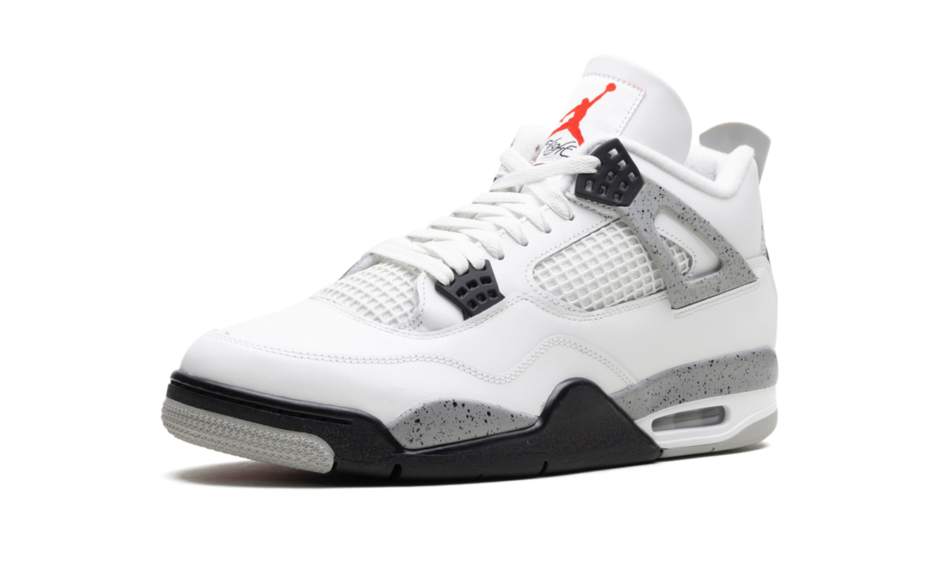 Witte Air Jordan 4 OG "White Cement" sneakers met zwart en grijs details, zichtbaar van voren met label en veters.