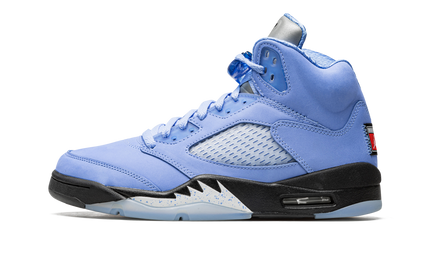 Witte en blauwe Air Jordan 5 Retro SE sneakers van Mijn winkel met zichtbare details en logo op de zijkant.
