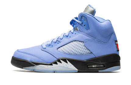 Witte en blauwe Air Jordan 5 Retro SE sneakers van Mijn winkel met zichtbare details en logo op de zijkant.