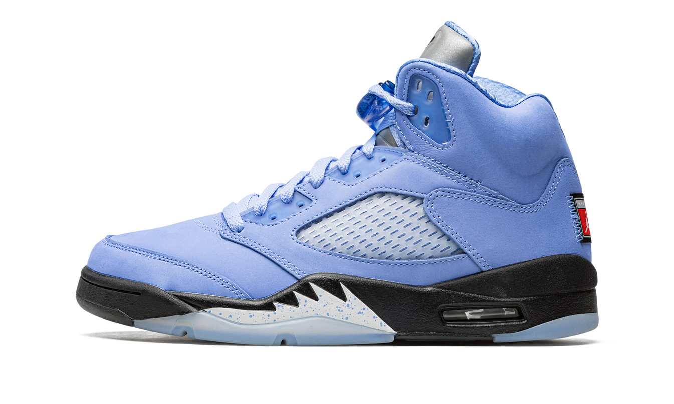 Witte en blauwe Air Jordan 5 Retro SE sneakers van Mijn winkel met zichtbare details en logo op de zijkant.